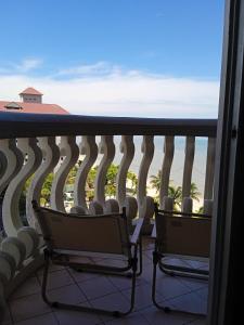 Vom Balkon eines Resorts genießen Sie Meerblick. in der Unterkunft Block B and A Glory Beach Resort Port Dickson in Port Dickson
