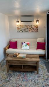 uma sala de estar com um sofá e uma mesa de centro em Sunset Paradise Oceanview 1-Bedroom Holiday Home Walking Distance to Beaches & Railway Trail em Hamilton