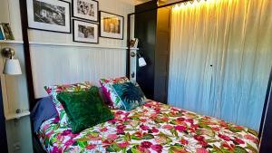 Postel nebo postele na pokoji v ubytování Le Jardin Kerveguen, calme, confort et déco unique, Mer à 8 min, St Pierre-Tampon 400 + 25 fotografií