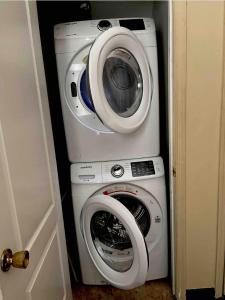 亞特蘭大的住宿－In city living，客房内的洗衣机和洗衣机
