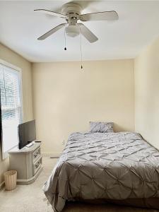 亞特蘭大的住宿－In city living，一间卧室配有一张床和吊扇