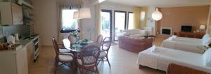 A television and/or entertainment centre at House with View in Amfithea