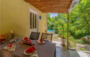 - une table avec des pastèques sur la terrasse dans l'établissement Amazing Home In Krizisce With Kitchen, à Veli Dol