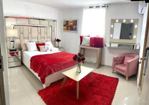 ein Schlafzimmer mit einem großen Bett und einem roten Teppich in der Unterkunft Hotel Platinum Barranquilla in Barranquilla