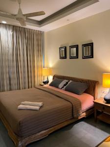 um quarto com uma cama com duas toalhas em Blue Chang House em Bangkok
