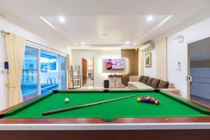 TV a/nebo společenská místnost v ubytování Fira villa Huahin