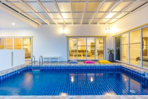 a swimming pool in a house with a swimming pool at Fira villa Huahin in Hua Hin