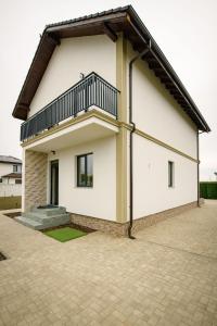 una casa con un balcón en el lateral. en Casa Lucan Brașov en Brasov