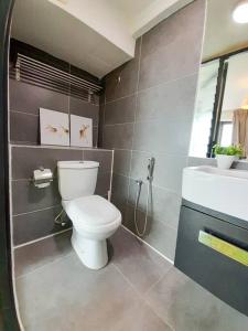 ein Badezimmer mit einem weißen WC und einem Waschbecken in der Unterkunft FREE Parking, 1-5 Pax Soho LOFT Empire Damansara in Petaling Jaya
