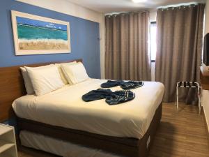 Tempat tidur dalam kamar di La Fleur Polinesia Residence & Resort
