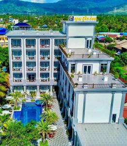 una vista aérea de un hotel con piscina en Sky Boutique Kampot en Kampot