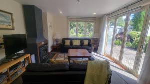 una sala de estar con un sofá y una mesa en 22c Scarborough Tce, en Hanmer Springs
