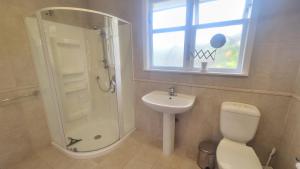 Un baño con ducha, inodoro y lavabo. en 22c Scarborough Tce, en Hanmer Springs 15 fotos más