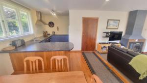 Una cocina y una sala de estar con una encimera y un sofá. en 22c Scarborough Tce, en Hanmer Springs