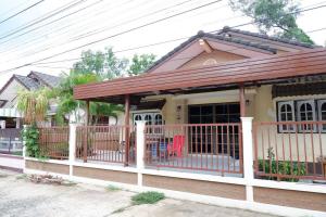 a house with a porch with a fence at บ้านใจกลางเมืองศรีสะเกษ 3นอน2น้ำ in Si Sa Ket