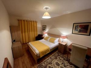 Ліжко або ліжка в номері Elegant Rooms and Suites in Knock