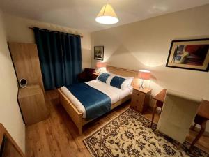 Ліжко або ліжка в номері Elegant Rooms and Suites in Knock +17 фото