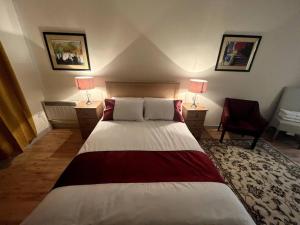 Ліжко або ліжка в номері Elegant Rooms and Suites in Knock