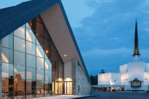 Зображення з фотогалереї помешкання Elegant Rooms and Suites in Knock у місті Нок