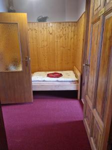 a small room with a small bed and a door at Pension Zur Elbe in Lutherstadt Wittenberg