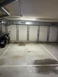 uma garagem vazia com uma moto estacionada nela em DUPLEX DE ENSUEÑO Parking gratuito a 5 min centro de SS Ideal familias em Astigarraga