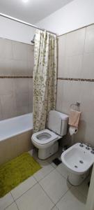 Departamento Alta Cordoba "Lautaro", con Pileta的一间浴室