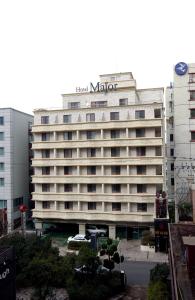 een hotel mordor gebouw met een bord erop bij Major Hotel in Jeju-stad