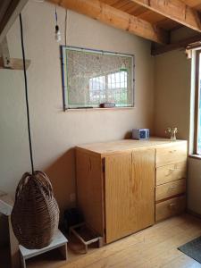 una camera con armadio in legno e finestra di Estudio familiar en casa campestre a Città del Messico