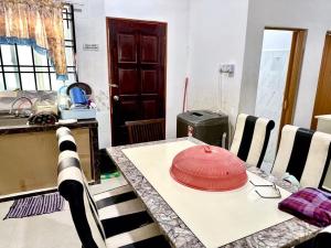 um chapéu vermelho sentado numa mesa numa cozinha em Isyfaq Homestay 2 bedroom & 2 bathroom em Kota Tinggi