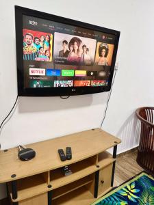 En tv och/eller ett underhållningssystem på Isyfaq Homestay 2 bedroom & 2 bathroom