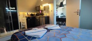 Zemst的住宿－Penthouse 40 m2，一间卧室配有带毛巾的床