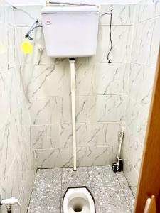 - une salle de bains avec des toilettes blanches dans une cabine dans l'établissement Isyfaq Homestay 2 bedroom & 2 bathroom, à Kota Tinggi