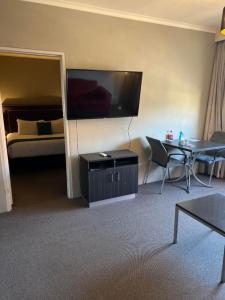 Pavilion Hotel Wagga Wagga的电视和/或娱乐中心