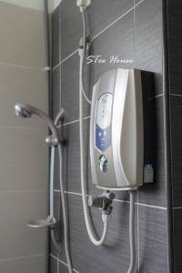 een zeepdispenser in een douche in een badkamer bij Forest X 1 bedroom-4pax-Mount Austin-Netflix-Ikea-Jusco in Johor Bahru