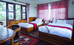 Postel nebo postele na pokoji v ubytování Nagarkot Sunshine Hotel