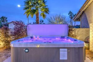Sunset Swim, Luxury Vegas Villa with Pool, Hot Tub في لاس فيغاس: حوض استحمام ساخن في حديقة خلفية مع نخلة +28 صورة