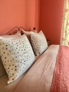 een bed met polka dot kussens erop bij ViNCENT - Central 2 Bedroom Apartment 79sqm in Tripolis