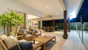 CraiglieCascade Links Port Douglas的带沙发和桌子的客厅