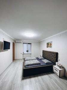 ein Schlafzimmer mit einem großen Bett in einem Zimmer in der Unterkunft Однокімнатна дизайнерська квартира поруч з термальними водами in Berehowe