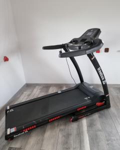 Fitness centrum a/nebo fitness zařízení v ubytování Domki u Jacka sauna bilard tenis air hockey piłkarzyki bawialnia plac zabaw