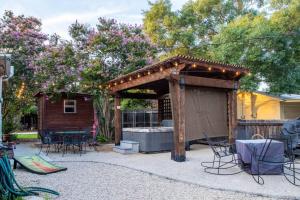 Vườn quanh Pet-Friendly, Hot Tub, Fire Pit, King Beds - Walk to Main St!