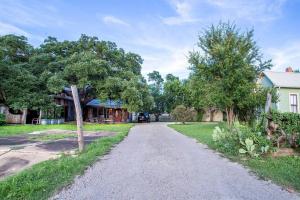 Vườn quanh Pet-Friendly, Hot Tub, Fire Pit, King Beds - Walk to Main St!
