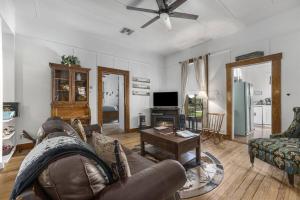 Pet-Friendly, Hot Tub, Fire Pit, King Beds - Walk to Main St! في فريدريكسبيرغ: غرفة معيشة بها أريكة وطاولة