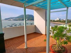 balcone di un edificio con vista sull'acqua di Bayview Hotel & Apartments a Vung Tau