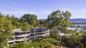 une vue aérienne sur un bâtiment avec des arbres dans l'établissement Island Point Villa 5 Port Douglas, à Port Douglas