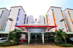 Swift Inn Aeropolis Airport في تانغيرانغ: اطلالة على واجهة المبنى