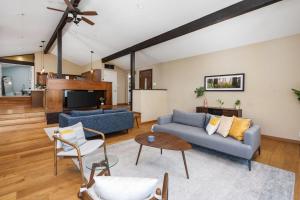 uma sala de estar com um sofá azul e uma mesa em Mountain View, Hot Tub, Open Kitchen, 10m to Sequoia em Three Rivers