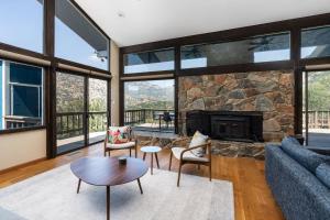 sala de estar con sofá y chimenea en Mountain View, Hot Tub, Open Kitchen, 10m to Sequoia en Three Rivers