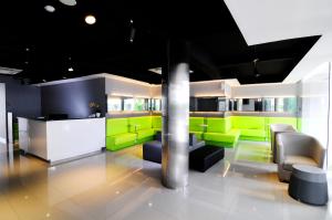 Uma área de estar em Swift Inn Aeropolis Airport