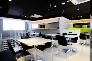 Uma área de estar em Swift Inn Aeropolis Airport